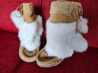 Vintage Youth or Women’s Beaded Leather &amp; White Fur Mukluk