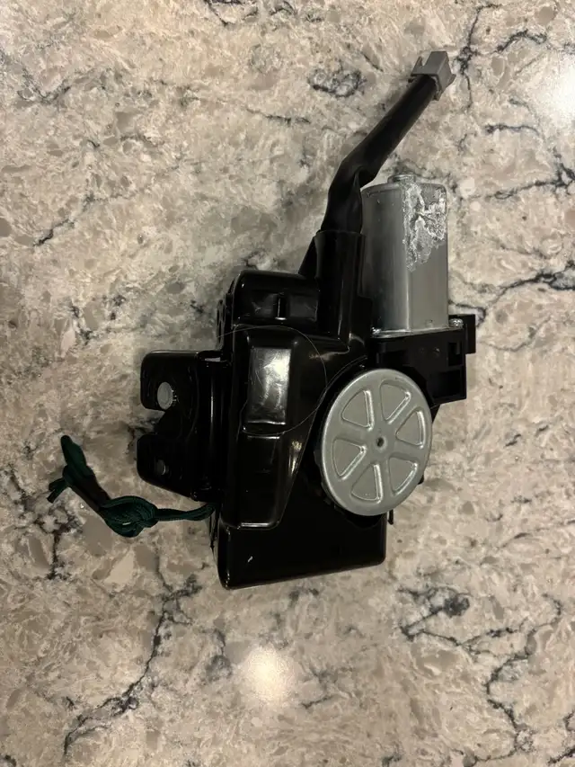New aftermarket Toyota liftgate latch  2016-2018 Toyota RAV4 in Other Parts & Accessories in Ottawa - Image 2