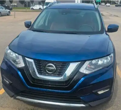 Has a light hail damage on the front hood if you really want to notice it. ROGUE 2020 SV sports mode...