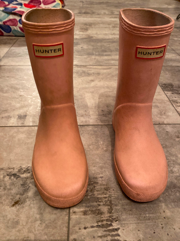 Pink size 11 hunter rubber boots in Kids & Youth in Thunder Bay