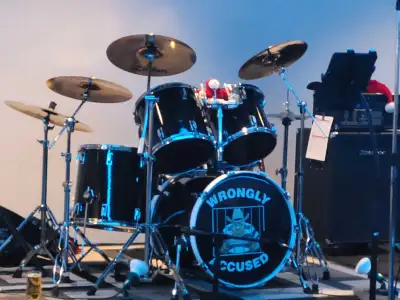 Get ready to rock with this classic Canwood drum kit featuring a full set of shells, hardware, and Z...
