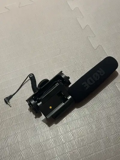 * Type: Shotgun Microphone * Connectivity: 3.5mm TRS * Power Source: Battery