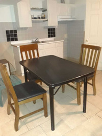 Table set with 3 chairs in good working condition 