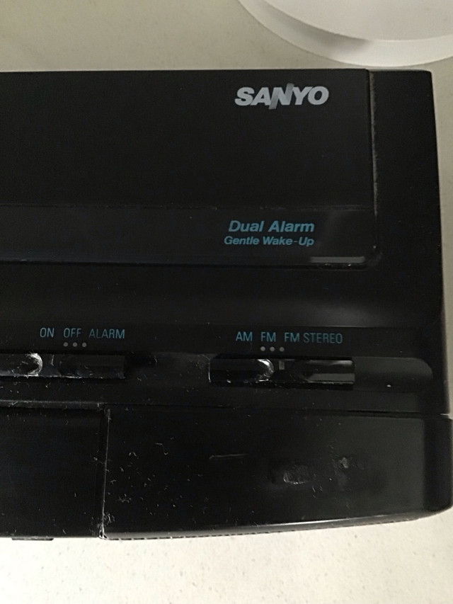 Vintage 1980s Sanyo Stereo Electronic Digital Clock Radio-Alarm in General Electronics in Hamilton - Image 4