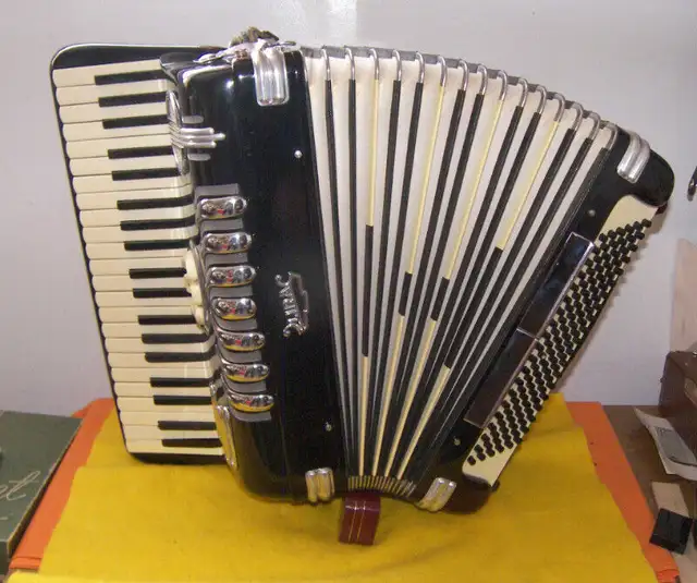 Accordion  LIRA  Made In Italy 120 Bass in Arts & Collectibles in Edmonton - Image 3
