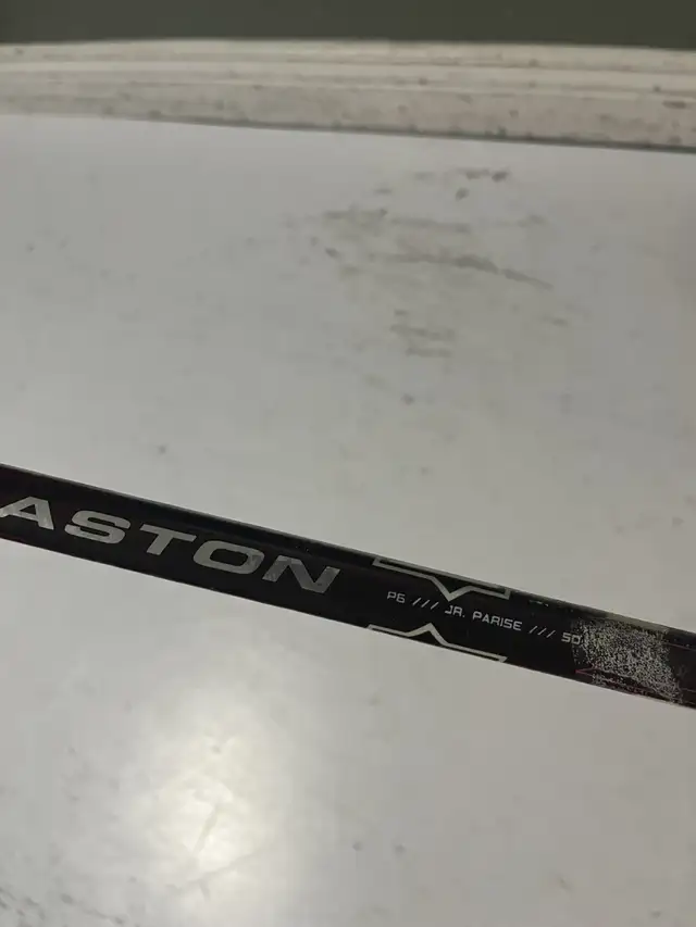 Easton Synergy EQ50 Junior Parise Hockey Stick Right Handed in Hockey in Guelph - Image 3