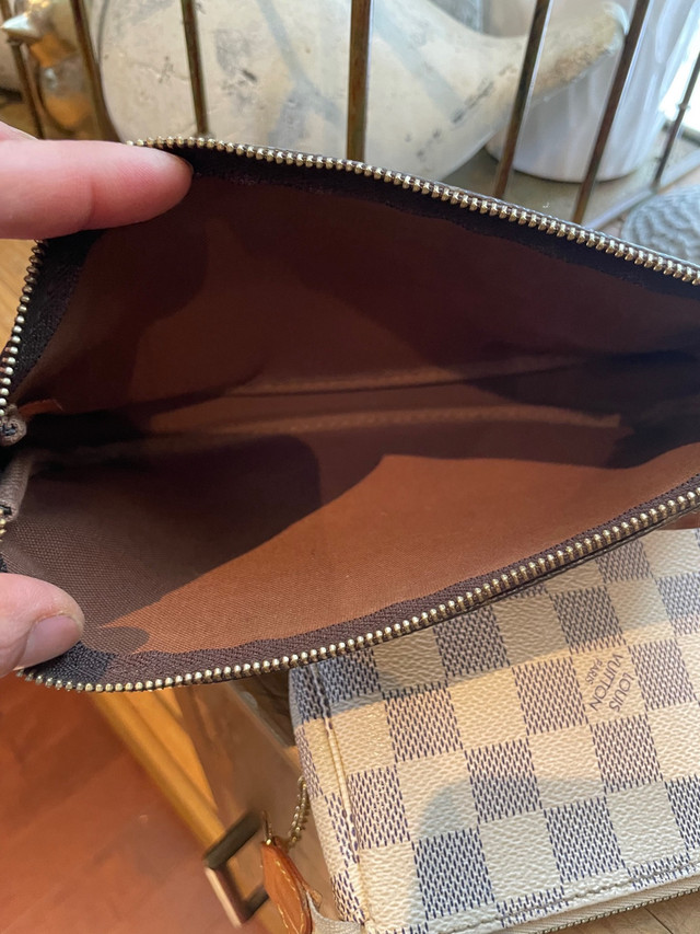 authentic Louis Vuitton pouchette in Women's - Bags & Wallets in Mississauga / Peel Region - Image 3