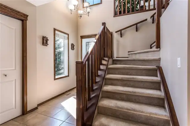 2-STOREY, 3 BED, 3.5 BATH, BONUS ROOM, ATTACHED GARAGE & DEVEOPE in Long Term Rentals in Calgary - Image 3