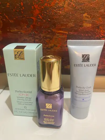 Estée Lauder skincare set. Includes Perfectionist Wrinkle Lifting/Firming Serum (30ml) and Perfectly...