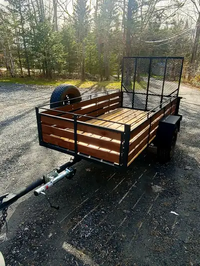 Remorque 4x8 25$/24 heures Boule de remorquage 1 7/8"(disponible sur place si besoin) Chargement max...