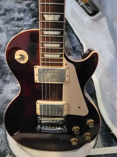 For sale is a used Gibson Les Paul (2013)electric guitar, known for its rich sound and sustain, feat...