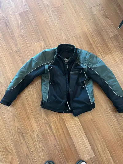 Medium (fit large) Deux manteaux de moto Harley-Davidson usagé, en excellent état, est conçu pour of...