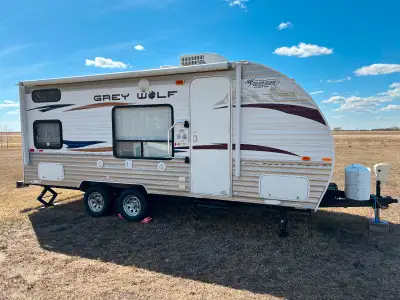 2010 FOREST RIVER CHEROKEE GREY WOLF Great lightweight travel trailer that will fit in most campsite...