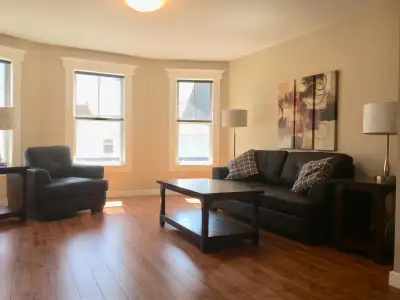 WINTER RENTALS AVAILABLE FOR THIS BEAUTIFULLY FURNISHED ONE BEDROOM UNIT LOCATED IN DOWNTOWN CHARLOT...
