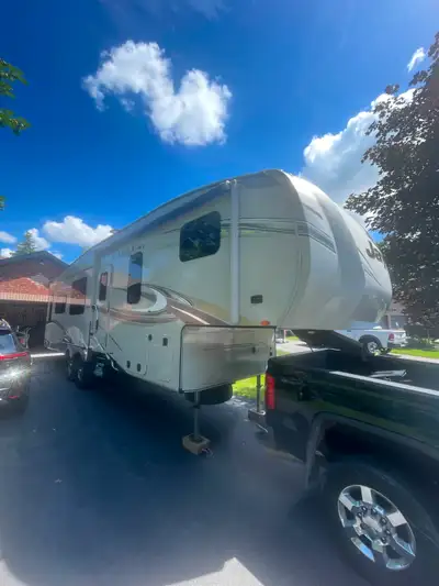 2018 Jayco Eagle HT 30.5 CKTS, large spacious 5th wheel, purchased in 2018, good condition, new tire...