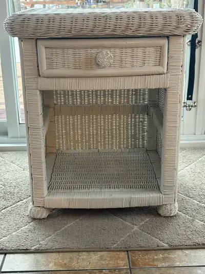 Table de chevet en osier, View more