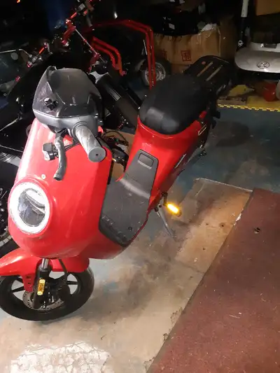 Scooter électrique neuf NIU lithium-ion, View more