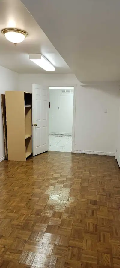 One Bedroom Basement Apartment for Rent in Thornhill ON, high ceiling, separate entrance, laundry in...