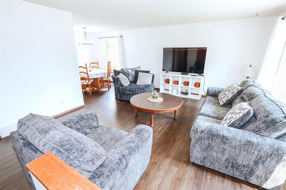 **3.5 Beds 2 Baths Plus Den House For Rent In Waverley Heights** 4