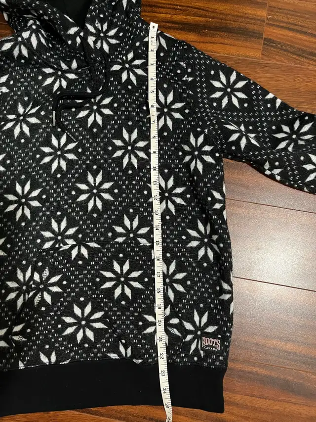 Roots women’s small snowflake hoodie black and white sweatshirt in Women's - Tops & Outerwear in Oshawa / Durham Region - Image 9