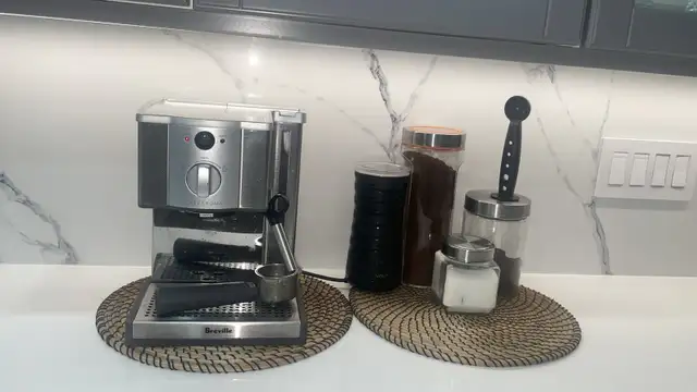 Breville Cafe Roma Espresso Coffee Machine in Coffee Makers in City of Toronto - Image 4