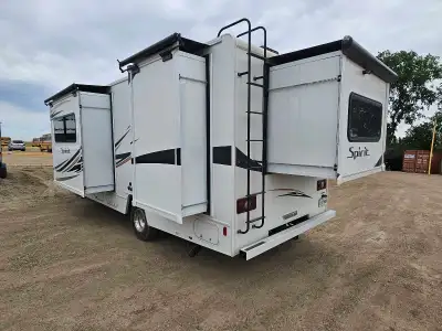 Rare 2017 Winnebago Spirit 26a, identical to Minnie Winnie. Three slides in a 26ft length, one bedro...