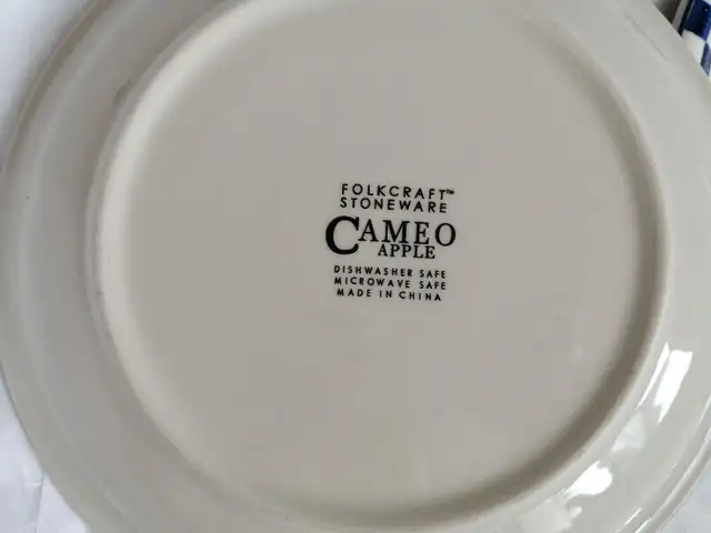 2 VINTAGE CAMEO APPLE FOLKCRAFT STONEWARE DINNER PLATES in Arts & Collectibles in Mississauga / Peel Region - Image 3