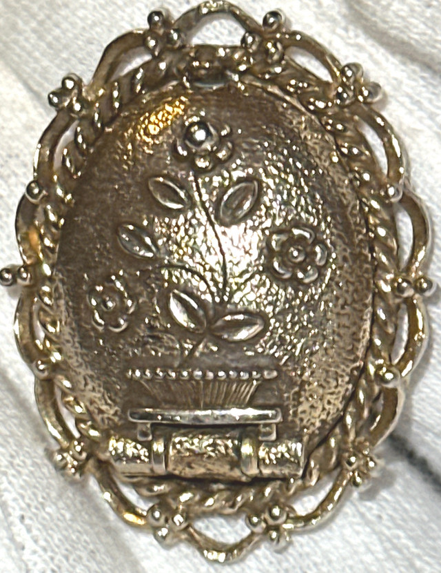 Cameo Perfume Locket 1970 ( Médaillon de parfum camée 1970  dans Bijoux et montres  à Saguenay - Image 3