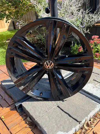 Selling a single, black VW Atlas tire rim. This used rim is in good condition and ready to be mounte...