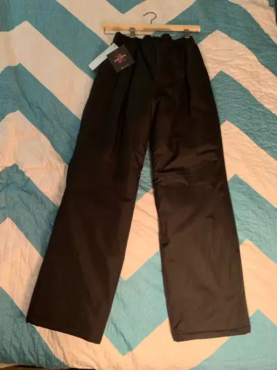 Brand new snowpants, never worn. Size is M for youth.