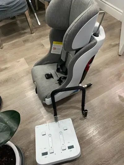 Clek Foonf car seat in great condition. Comes with rebound bar and base. Expiring February 20, 2027....
