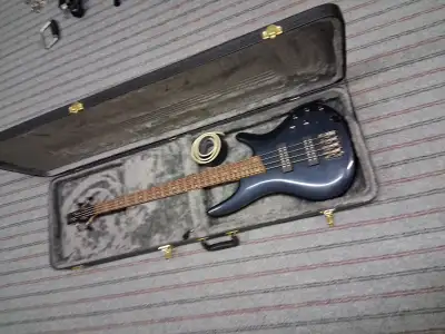 The SR300E is a Soundgear series solid body electric bass model introduced by Ibanez for 2016. It is...