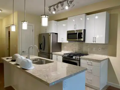 Available June 1 Modern and bright 1-bedroom condo available in the highly desirable Yorkson Park co...