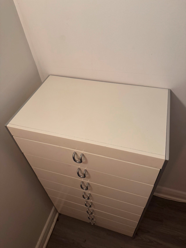 BEDROOM DRESSER - GREAT FOR STUDENTS in Dressers & Wardrobes in City of Toronto - Image 4