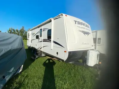 Selling a Tracer Executive travel trailer, approximately 29 feet in length, this well-maintained tra...
