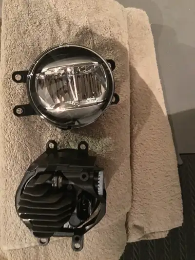 Toyota 4Runner Fog Lights (OEM) for 5th generation (2010-2024). Never used, switched out at original...