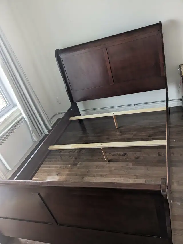 Magnifique lit double en bois massif + sommier (comme neuf) in Beds & Mattresses in City of Montréal - Image 6