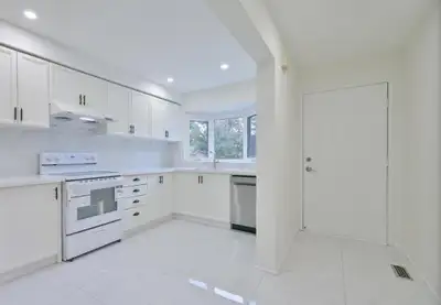 Fully Renovated townhome for lease !!