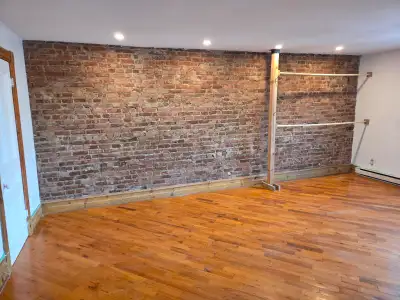 Grand loft lumineux rénové offrant plusieurs possibilités d'aménagement. Situé au 3e étage d’un imme...