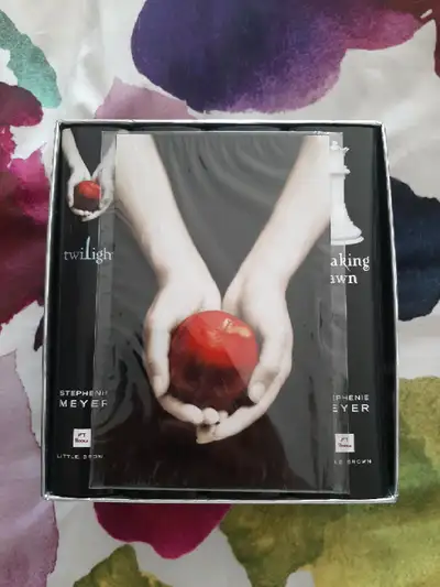 The Twilight saga book set new. 
La saga Twilight , View more