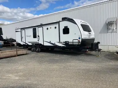Profitez du confort d’une véritable mini maison sur roues! Cette Surveyor Luxury est parfaite pour d...