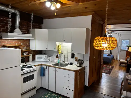 Pour mai. Beau studio meublé dans Hochelaga près de toutes les commodités. Entièrement meublé. 2 bal...