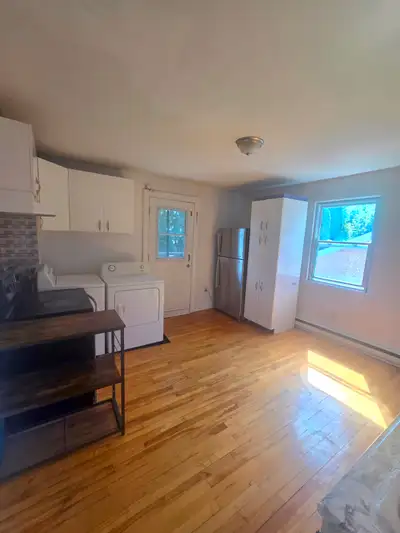Haut duplex sur une rue très tranquille et proche de toute, Montréal (H1G 5V9). Pour un locataire qu...
