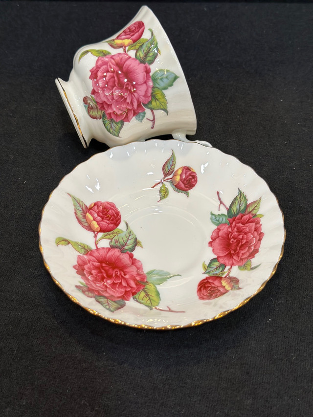 Royal Albert large rose tea cup & saucer - made in England . in Holiday, Event & Seasonal in Oakville / Halton Region - Image 3