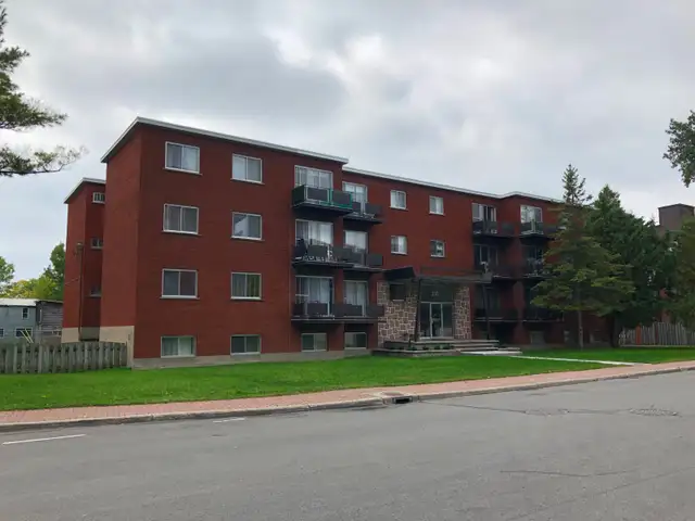 Grand 3.5 Village P0inte-Claire