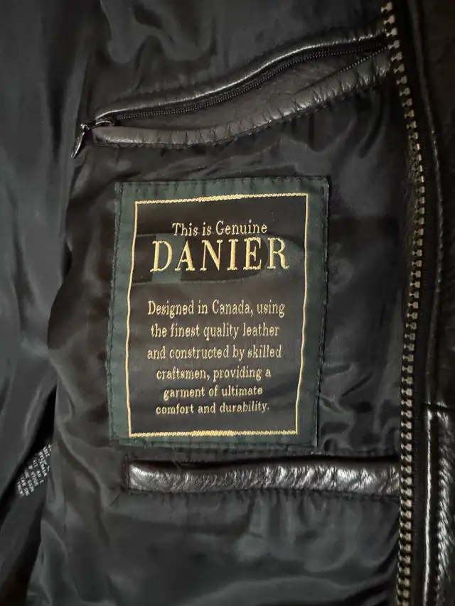 Danier Leather Jacket in Men's in Mississauga / Peel Region - Image 4