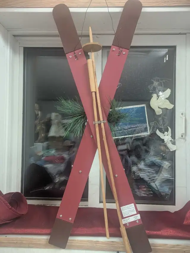 Set of skis ornament in Ski in Cranbrook - Image 3