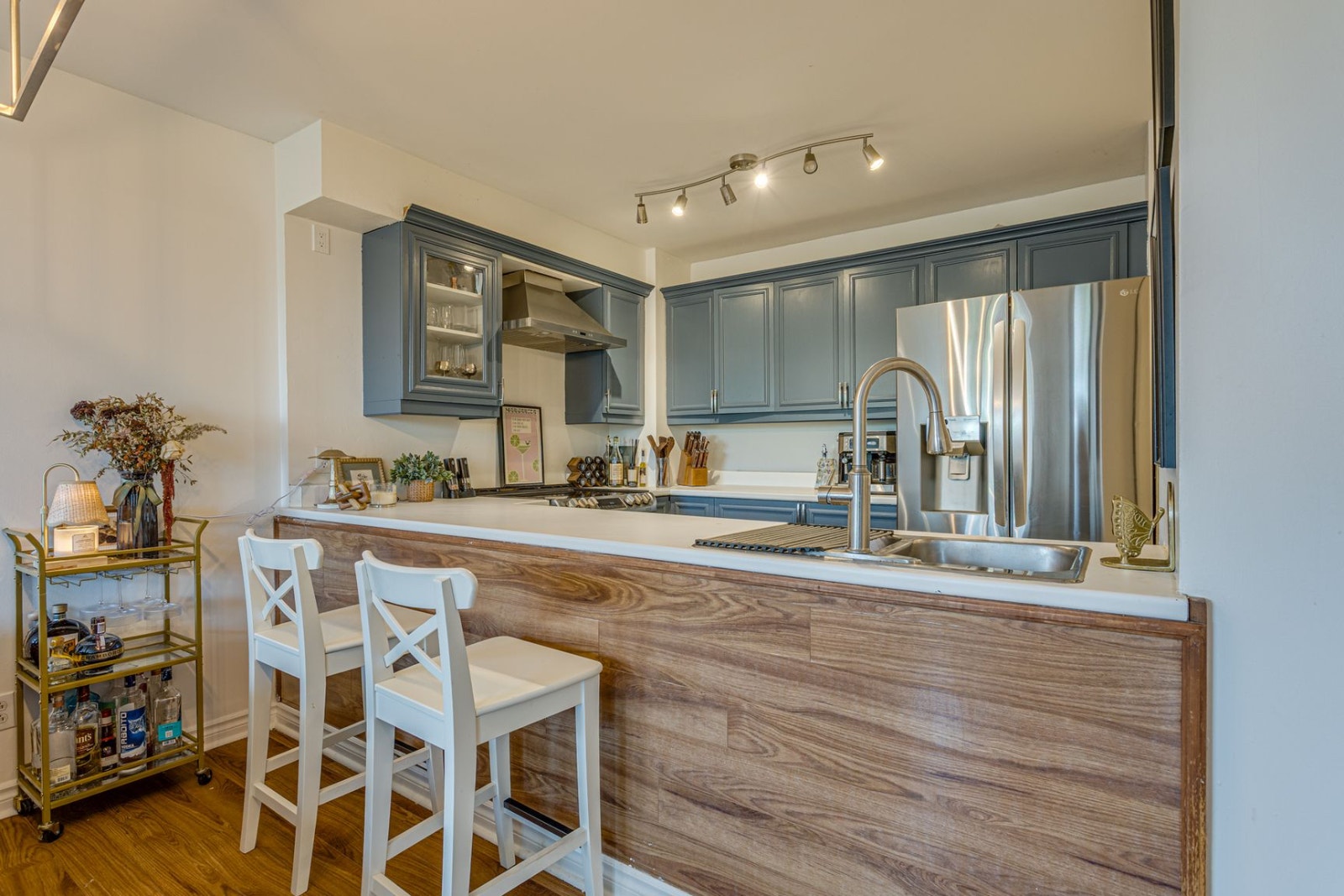 2 chambres à louer à Dorval – 1 900 $/mois – Stationnement inclu — photo 1