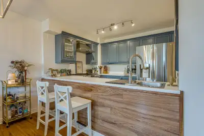 CONDO 2 CHAMBRES À LOUER À DORVAL – 1 900 $/MOIS 490 Galland, Dorval Beau condo lumineux et spacieux...