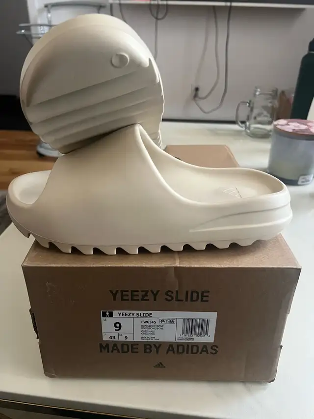 Yeezy slides Bone in Men's Shoes in City of Montréal - Image 4